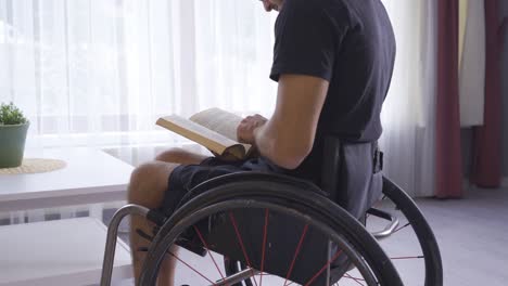 Junge-Körperlich-Behinderte-Person,-Die-Zu-Hause-Ein-Buch-Liest.